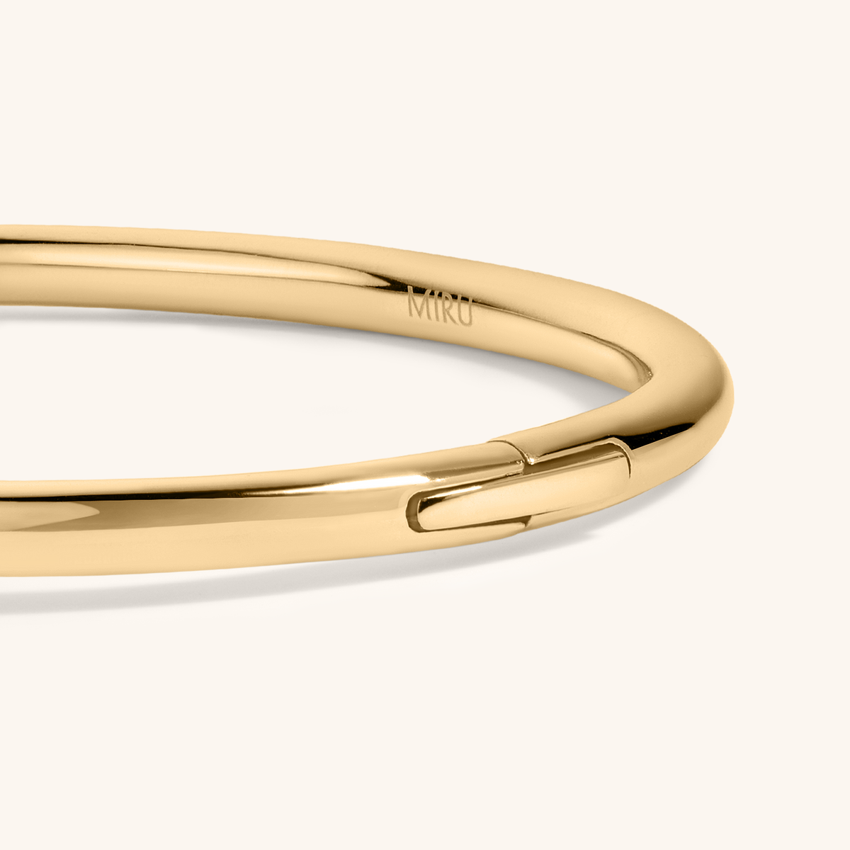 Echo Bangle in gold – clasp detail