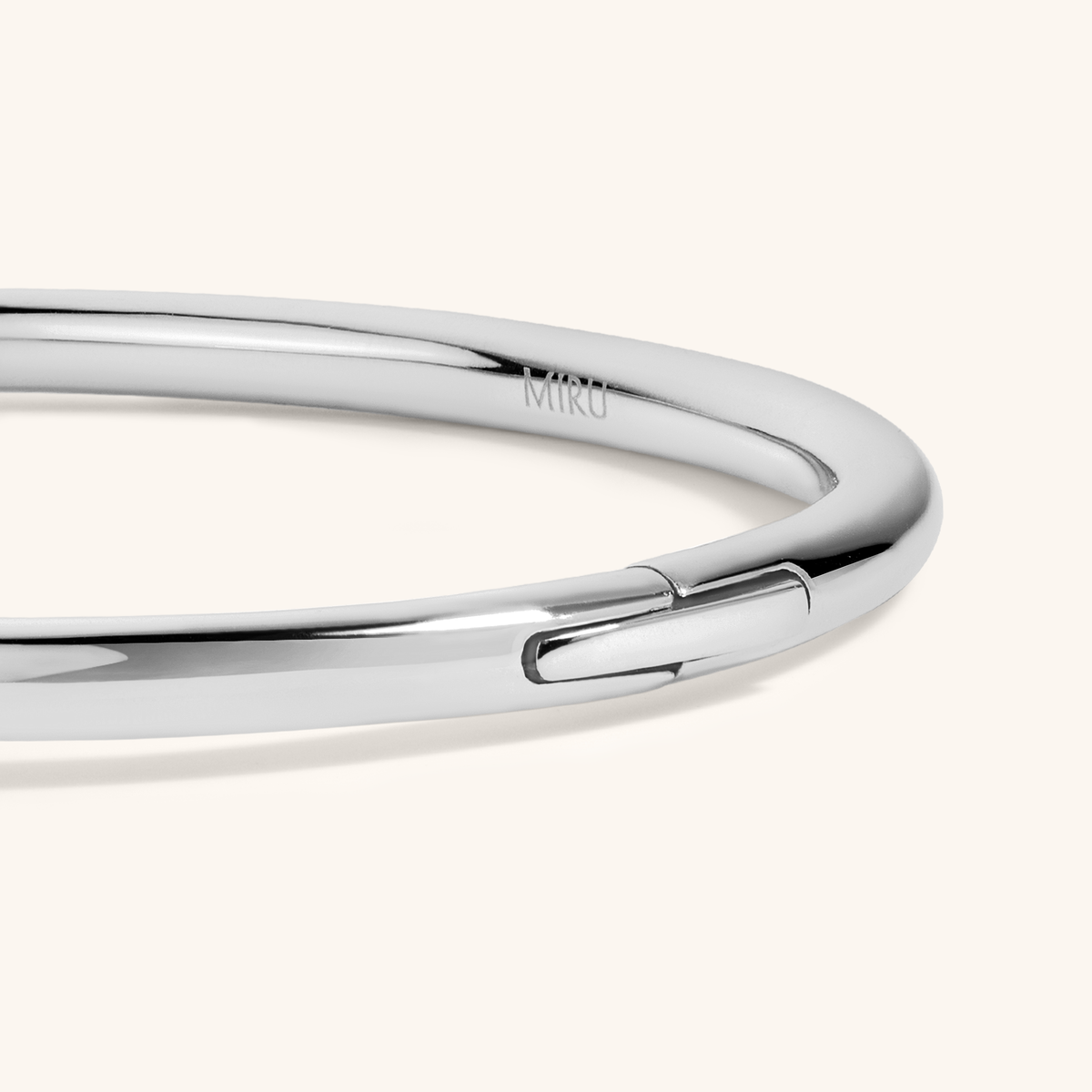 Echo Bangle in silver – clasp detail