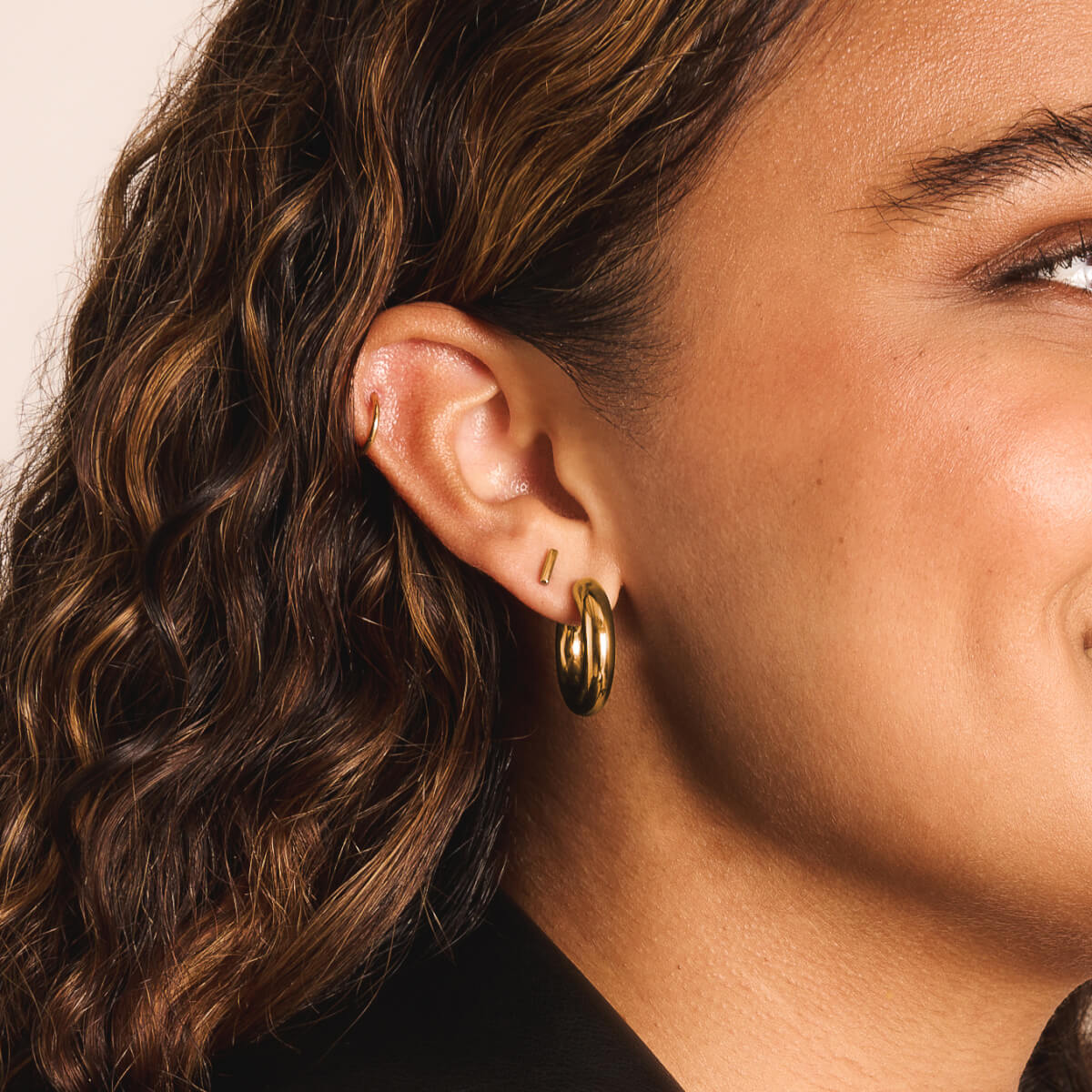 Classic Cartilage, Bar Push Pin Flat Back, Every Body Hoops, 22mm in Gold on model