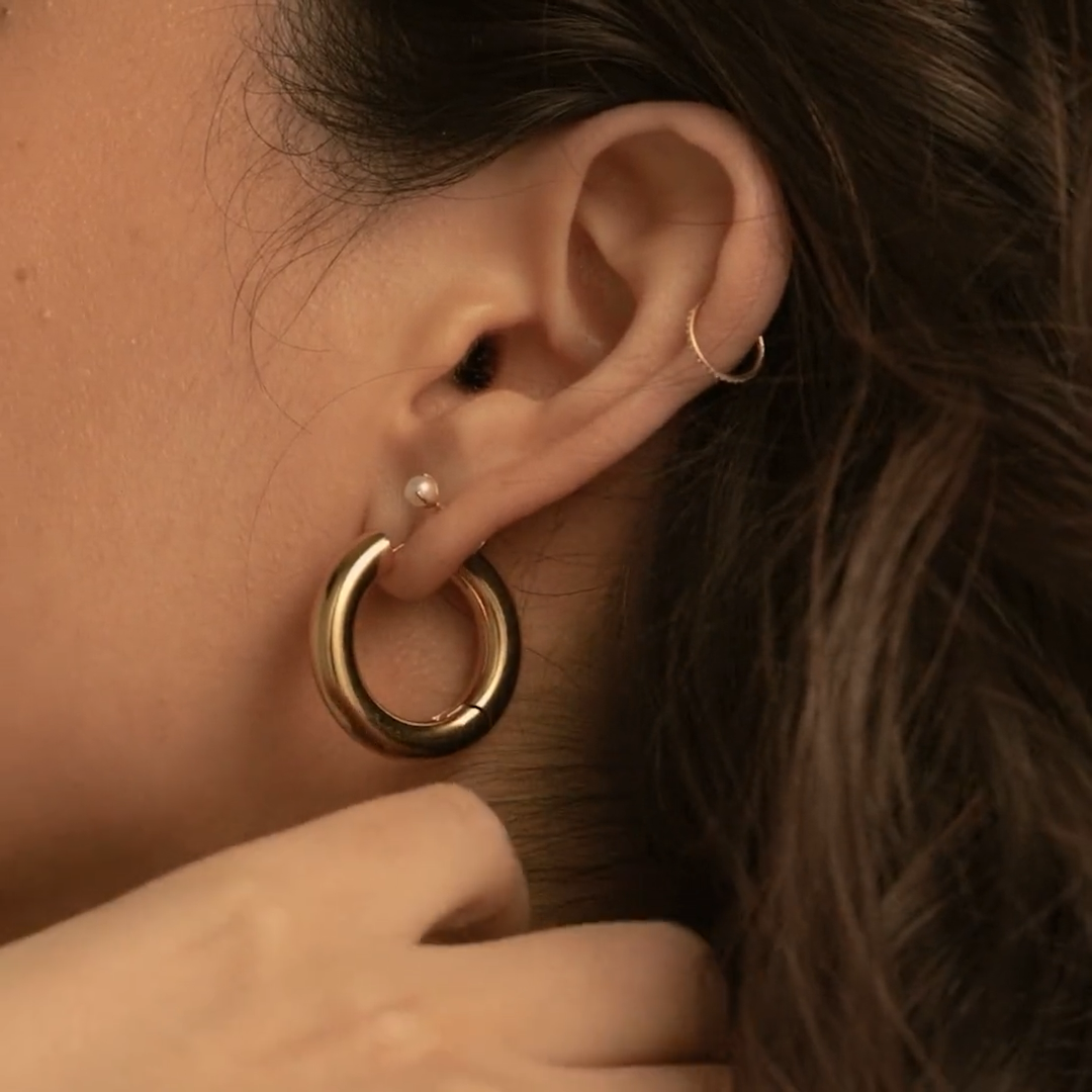 Every Body Hoops 26mm in Gold on Model Video