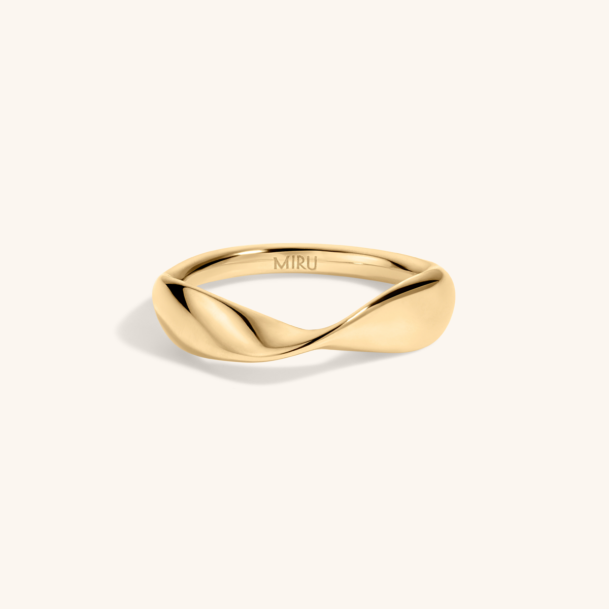Möbius Ring in gold – front view