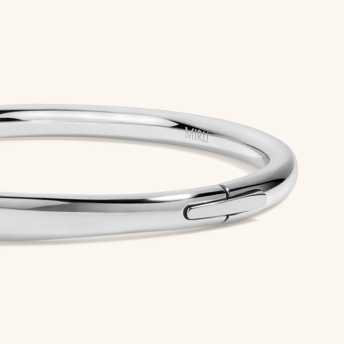 Möbius Bangle in silver – clasp detail