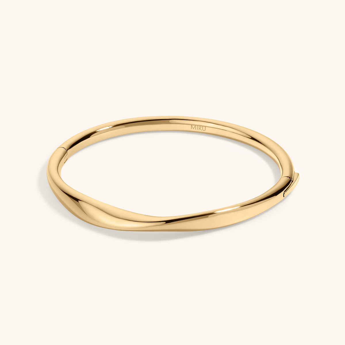 Möbius Bangle in gold – angled view